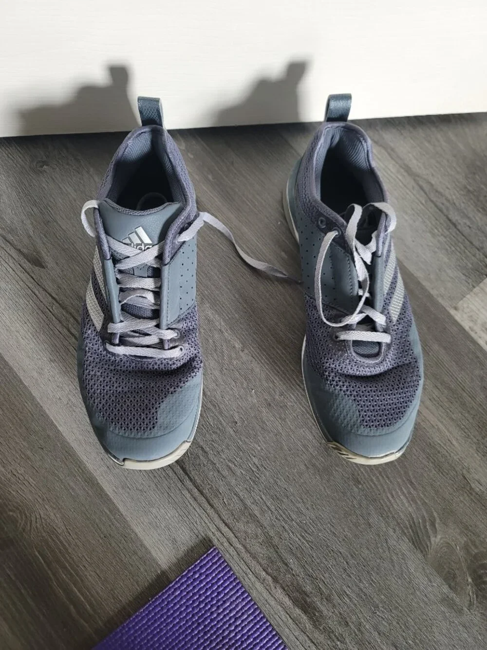 Mens grey Adidas lace up tennis shoes - size 10